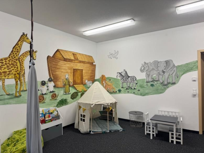Ruheraum mit Leseecke und Kindertisch