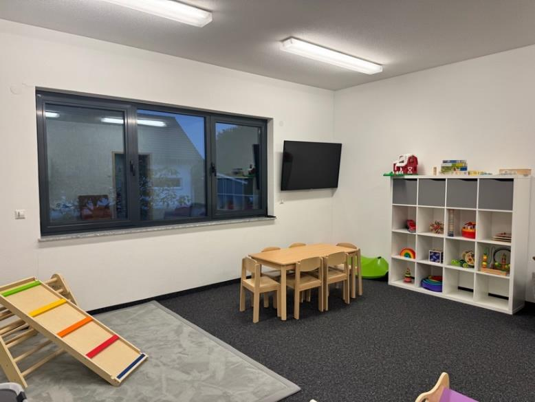 Spielzimmer mit Basteltisch und Spielregal